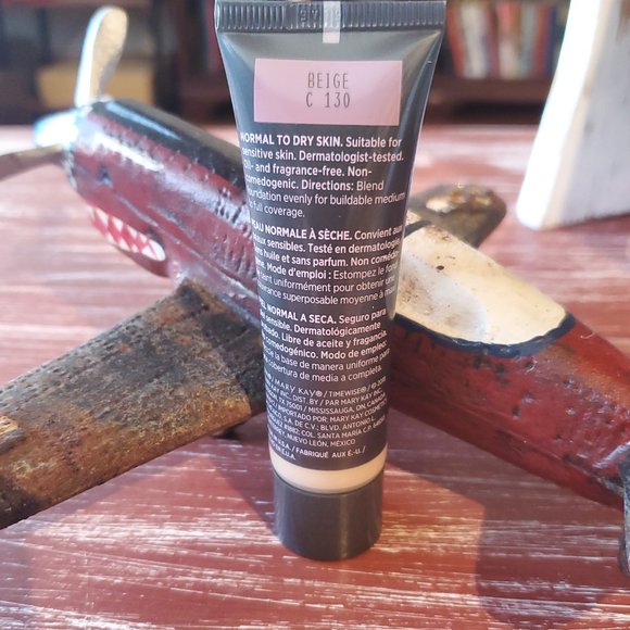 Beige C 130 (Cool) Luminous 3D Foundation Normal to Dry - Mary Kay - Picture 3 of 4